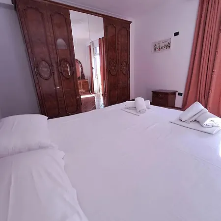 Central & Spacious 2 Bedrooms Apartment Vlorë
