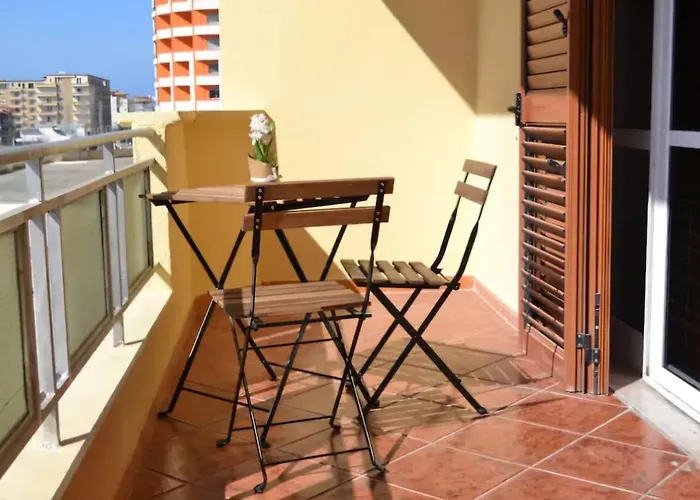 Apartament Seafront 2 Bedrooms & Promenade Location